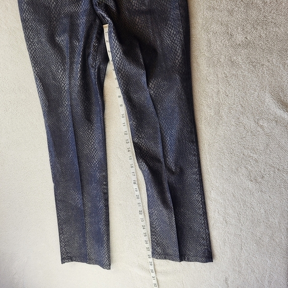 Chico's Platinum Denim Indigo Wash Snake Skin Pattern Chico's Size 0.5 - Picture 6 of 7